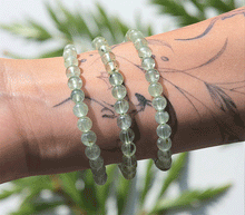 Naložite sliko v pregledovalnik galerije, ženska kristalna zapestnica prehnit iz kristalov 6 mm ženska zapestnica iz kristalov talisman iz poldragih kamnov nakit prehnit moda nakit iz kristalov kristali zapestnice ženske kristalne zapestnice talisman prehnit