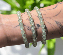 Naložite sliko v pregledovalnik galerije, ženska kristalna zapestnica prehnit iz kristalov 6 mm ženska zapestnica iz kristalov talisman iz poldragih kamnov nakit prehnit moda nakit iz kristalov kristali zapestnice ženske kristalne zapestnice talisman prehnit