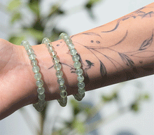 Naložite sliko v pregledovalnik galerije, ženska kristalna zapestnica prehnit iz kristalov 6 mm ženska zapestnica iz kristalov talisman iz poldragih kamnov nakit prehnit moda nakit iz kristalov kristali zapestnice ženske kristalne zapestnice talisman prehnit