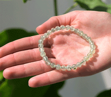 Naložite sliko v pregledovalnik galerije, ženska kristalna zapestnica prehnit iz kristalov 6 mm ženska zapestnica iz kristalov talisman iz poldragih kamnov nakit prehnit moda nakit iz kristalov kristali zapestnice ženske kristalne zapestnice talisman prehnit