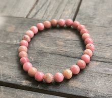 Naložite sliko v pregledovalnik galerije, ženska kristalna zapestnica rodonit iz kristalov 6 mm ženska zapestnica iz kristalov talisman iz poldragih kamnov nakit rodonit moda nakit iz kristalov kristali zapestnice ženske kristalne zapestnice talisman rodonit