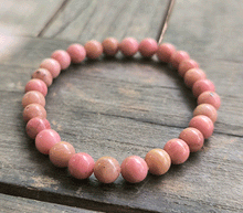 Naložite sliko v pregledovalnik galerije, ženska kristalna zapestnica rodonit iz kristalov 6 mm ženska zapestnica iz kristalov talisman iz poldragih kamnov nakit rodonit moda nakit iz kristalov kristali zapestnice ženske kristalne zapestnice talisman rodonit