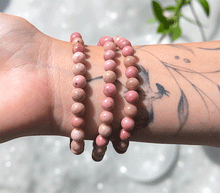 Naložite sliko v pregledovalnik galerije, ženska kristalna zapestnica rodonit iz kristalov 6 mm ženska zapestnica iz kristalov talisman iz poldragih kamnov nakit rodonit moda nakit iz kristalov kristali zapestnice ženske kristalne zapestnice talisman rodonit