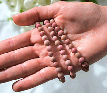 Naložite sliko v pregledovalnik galerije, ženska kristalna zapestnica rodonit iz kristalov 6 mm ženska zapestnica iz kristalov talisman iz poldragih kamnov nakit rodonit moda nakit iz kristalov kristali zapestnice ženske kristalne zapestnice talisman rodonit