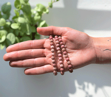Naložite sliko v pregledovalnik galerije, ženska kristalna zapestnica rodonit iz kristalov 6 mm ženska zapestnica iz kristalov talisman iz poldragih kamnov nakit rodonit moda nakit iz kristalov kristali zapestnice ženske kristalne zapestnice talisman rodonit