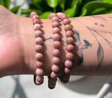 Naložite sliko v pregledovalnik galerije, ženska kristalna zapestnica rodonit iz kristalov 6 mm ženska zapestnica iz kristalov talisman iz poldragih kamnov nakit rodonit moda nakit iz kristalov kristali zapestnice ženske kristalne zapestnice talisman rodonit