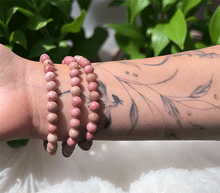 Naložite sliko v pregledovalnik galerije, ženska kristalna zapestnica rodonit iz kristalov 6 mm ženska zapestnica iz kristalov talisman iz poldragih kamnov nakit rodonit moda nakit iz kristalov kristali zapestnice ženske kristalne zapestnice talisman rodonit