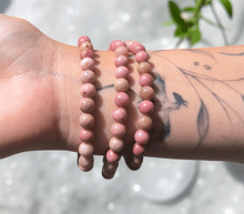 Naložite sliko v pregledovalnik galerije, ženska kristalna zapestnica rodonit iz kristalov 6 mm ženska zapestnica iz kristalov talisman iz poldragih kamnov nakit rodonit moda nakit iz kristalov kristali zapestnice ženske kristalne zapestnice talisman rodonit