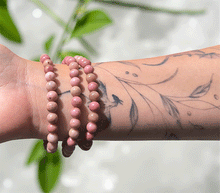 Naložite sliko v pregledovalnik galerije, ženska kristalna zapestnica rodonit iz kristalov 6 mm ženska zapestnica iz kristalov talisman iz poldragih kamnov nakit rodonit moda nakit iz kristalov kristali zapestnice ženske kristalne zapestnice talisman rodonit