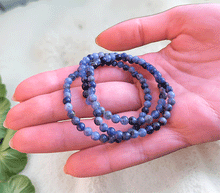 Naložite sliko v pregledovalnik galerije, zapestnica sodalit iz kristalov ženska zapestnica iz poldragih kamnov nakit sodalit moda nakit iz kristalov kristali zapestnice ženske zapestnice iz sodalita 4mm