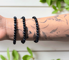 Naložite sliko v pregledovalnik galerije, ženska kristalna zapestnica sokolovo oko iz kristalov 6 mm ženska zapestnica iz kristalov talisman iz poldragih kamnov nakit sokolovo oko modro tigrovo oko moda nakit iz kristalov kristali zapestnice ženske kristalne zapestnice talisman sokolje oko