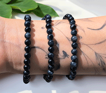 Naložite sliko v pregledovalnik galerije, ženska kristalna zapestnica sokolovo oko iz kristalov 6 mm ženska zapestnica iz kristalov talisman iz poldragih kamnov nakit sokolovo oko modro tigrovo oko moda nakit iz kristalov kristali zapestnice ženske kristalne zapestnice talisman sokolje oko