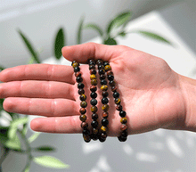 Naložite sliko v pregledovalnik galerije, ženska kristalna zapestnica trobarvno tigrovo oko iz kristalov 6 mm ženska zapestnica iz kristalov talisman iz poldragih kamnov nakit tigrovo oko tri barve moda nakit iz kristalov kristali zapestnice ženske kristalne zapestnice talisman tigrovo oko