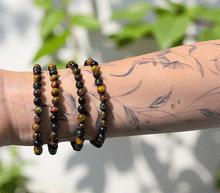 Naložite sliko v pregledovalnik galerije, ženska kristalna zapestnica trobarvno tigrovo oko iz kristalov 6 mm ženska zapestnica iz kristalov talisman iz poldragih kamnov nakit tigrovo oko tri barve moda nakit iz kristalov kristali zapestnice ženske kristalne zapestnice talisman tigrovo oko