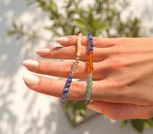 Naložite sliko v pregledovalnik galerije, zapestnica iz kristalov čakre Kristalna zapestnica v barvah čaker čakra ženska zapestnica zapestnice iz poldragih kamnov nakit iz kristalov