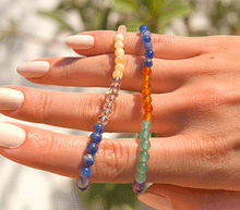 Naložite sliko v pregledovalnik galerije, zapestnica iz kristalov čakre Kristalna zapestnica v barvah čaker čakra ženska zapestnica zapestnice iz poldragih kamnov nakit iz kristalov