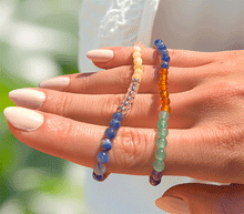 Naložite sliko v pregledovalnik galerije, zapestnica iz kristalov čakre Kristalna zapestnica v barvah čaker čakra ženska zapestnica zapestnice iz poldragih kamnov nakit iz kristalov