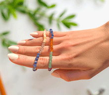 Naložite sliko v pregledovalnik galerije, zapestnica iz kristalov čakre Kristalna zapestnica v barvah čaker čakra ženska zapestnica zapestnice iz poldragih kamnov nakit iz kristalov