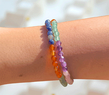Naložite sliko v pregledovalnik galerije, zapestnica iz kristalov čakre Kristalna zapestnica v barvah čaker čakra ženska zapestnica zapestnice iz poldragih kamnov nakit iz kristalov