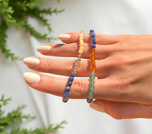 Naložite sliko v pregledovalnik galerije, zapestnica iz kristalov čakre Kristalna zapestnica v barvah čaker čakra ženska zapestnica zapestnice iz poldragih kamnov nakit iz kristalov