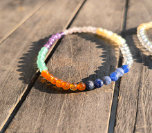 Naložite sliko v pregledovalnik galerije, zapestnica iz kristalov čakre Kristalna zapestnica v barvah čaker čakra ženska zapestnica zapestnice iz poldragih kamnov nakit iz kristalov