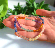 Naložite sliko v pregledovalnik galerije, zapestnica iz kristalov čakre Kristalna zapestnica v barvah čaker čakra ženska zapestnica zapestnice iz poldragih kamnov nakit iz kristalov