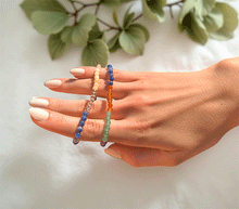 Naložite sliko v pregledovalnik galerije, zapestnica iz kristalov čakre Kristalna zapestnica v barvah čaker čakra ženska zapestnica zapestnice iz poldragih kamnov nakit iz kristalov