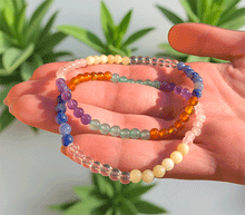 Naložite sliko v pregledovalnik galerije, zapestnica iz kristalov čakre Kristalna zapestnica v barvah čaker čakra ženska zapestnica zapestnice iz poldragih kamnov nakit iz kristalov