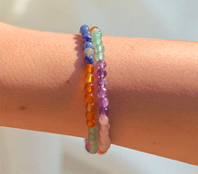 Naložite sliko v pregledovalnik galerije, zapestnica iz kristalov čakre Kristalna zapestnica v barvah čaker čakra ženska zapestnica zapestnice iz poldragih kamnov nakit iz kristalov