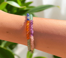 Naložite sliko v pregledovalnik galerije, zapestnica iz kristalov čakre Kristalna zapestnica v barvah čaker čakra ženska zapestnica zapestnice iz poldragih kamnov nakit iz kristalov