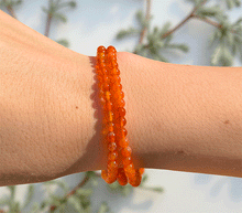 Naložite sliko v pregledovalnik galerije, zapestnica karneol iz kristalov ženska zapestnica iz poldragih kamnov nakit karneol moda nakit iz kristalov kristali zapestnice ženske zapestnice iz karneola 4mm