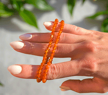 Naložite sliko v pregledovalnik galerije, zapestnica karneol iz kristalov ženska zapestnica iz poldragih kamnov nakit karneol moda nakit iz kristalov kristali zapestnice ženske zapestnice iz karneola 4mm
