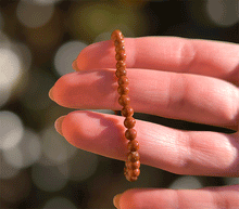 Naložite sliko v pregledovalnik galerije, zapestnica sončev kamen iz kristalov ženska zapestnica zlati kamen iz poldragih kamnov nakit zlati peščenjak moda sončev kamen nakit iz kristalov zlati kamen kristali sončev kamen zapestnice ženske zapestnice iz zlatega kamna 4mm