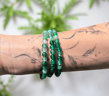 Naložite sliko v pregledovalnik galerije, zapestnica zeleni črtasti ahat iz kristalov 6mm ženska zapestnica iz poldragih kamnov nakit zeleni črtasti ahat moda nakit iz kristalov kristali zapestnice zeleni črtasti ahat ženske zapestnice talisman