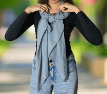 Naložite sliko v pregledovalnik galerije, ženski šal poletni šali enobarvni modni sal moder sali modri prehodni sal bombaž bombaz svila ugodni ženski šali moda modni dodatki udoben šal mehek sal jesenski šal modni dodatek ženski šal naravni material spomladanski šal šali za občutljivo kožo