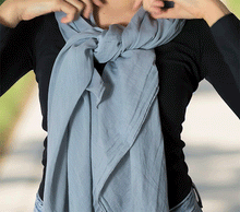 Naložite sliko v pregledovalnik galerije, ženski šal poletni šali enobarvni modni sal moder sali modri prehodni sal bombaž bombaz svila ugodni ženski šali moda modni dodatki udoben šal mehek sal jesenski šal modni dodatek ženski šal naravni material spomladanski šal šali za občutljivo kožo