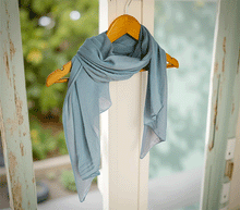 Naložite sliko v pregledovalnik galerije, ženski šal poletni šali enobarvni modni sal moder sali modri prehodni sal bombaž bombaz svila ugodni ženski šali moda modni dodatki udoben šal mehek sal jesenski šal modni dodatek ženski šal naravni material spomladanski šal šali za občutljivo kožo