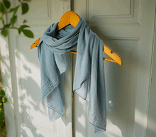 Naložite sliko v pregledovalnik galerije, ženski šal poletni šali enobarvni modni sal moder sali modri prehodni sal bombaž bombaz svila ugodni ženski šali moda modni dodatki udoben šal mehek sal jesenski šal modni dodatek ženski šal naravni material spomladanski šal šali za občutljivo kožo