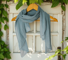 Naložite sliko v pregledovalnik galerije, ženski šal poletni šali enobarvni modni sal moder sali modri prehodni sal bombaž bombaz svila ugodni ženski šali moda modni dodatki udoben šal mehek sal jesenski šal modni dodatek ženski šal naravni material spomladanski šal šali za občutljivo kožo