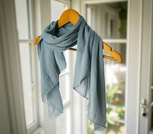Naložite sliko v pregledovalnik galerije, ženski šal poletni šali enobarvni modni sal moder sali modri prehodni sal bombaž bombaz svila ugodni ženski šali moda modni dodatki udoben šal mehek sal jesenski šal modni dodatek ženski šal naravni material spomladanski šal šali za občutljivo kožo