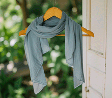 Naložite sliko v pregledovalnik galerije, ženski šal poletni šali enobarvni modni sal moder sali modri prehodni sal bombaž bombaz svila ugodni ženski šali moda modni dodatki udoben šal mehek sal jesenski šal modni dodatek ženski šal naravni material spomladanski šal šali za občutljivo kožo