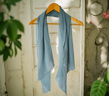 Naložite sliko v pregledovalnik galerije, ženski šal poletni šali enobarvni modni sal moder sali modri prehodni sal bombaž bombaz svila ugodni ženski šali moda modni dodatki udoben šal mehek sal jesenski šal modni dodatek ženski šal naravni material spomladanski šal šali za občutljivo kožo