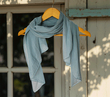 Naložite sliko v pregledovalnik galerije, ženski šal poletni šali enobarvni modni sal moder sali modri prehodni sal bombaž bombaz svila ugodni ženski šali moda modni dodatki udoben šal mehek sal jesenski šal modni dodatek ženski šal naravni material spomladanski šal šali za občutljivo kožo
