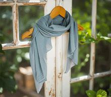 Naložite sliko v pregledovalnik galerije, ženski šal poletni šali enobarvni modni sal moder sali modri prehodni sal bombaž bombaz svila ugodni ženski šali moda modni dodatki udoben šal mehek sal jesenski šal modni dodatek ženski šal naravni material spomladanski šal šali za občutljivo kožo