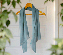 Naložite sliko v pregledovalnik galerije, ženski šal poletni šali enobarvni modni sal moder sali modri prehodni sal bombaž bombaz svila ugodni ženski šali moda modni dodatki udoben šal mehek sal jesenski šal modni dodatek ženski šal naravni material spomladanski šal šali za občutljivo kožo