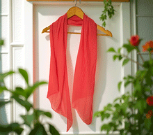 Naložite sliko v pregledovalnik galerije, ženski šal poletni šali enobarvni modni sal rdeč rdeca sali prehodni sal bombaž bombaz svila ugodni ženski šali moda modni dodatki udoben šal mehek sal jesenski šal modni dodatek ženski šal naravni material spomladanski šal šali za občutljivo kožo