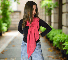 Naložite sliko v pregledovalnik galerije, ženski šal poletni šali enobarvni modni sal rdeč rdeca sali prehodni sal bombaž bombaz svila ugodni ženski šali moda modni dodatki udoben šal mehek sal jesenski šal modni dodatek ženski šal naravni material spomladanski šal šali za občutljivo kožo