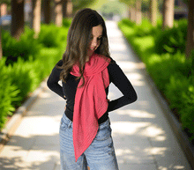 Naložite sliko v pregledovalnik galerije, ženski šal poletni šali enobarvni modni sal rdeč rdeca sali prehodni sal bombaž bombaz svila ugodni ženski šali moda modni dodatki udoben šal mehek sal jesenski šal modni dodatek ženski šal naravni material spomladanski šal šali za občutljivo kožo