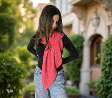 Naložite sliko v pregledovalnik galerije, ženski šal poletni šali enobarvni modni sal rdeč rdeca sali prehodni sal bombaž bombaz svila ugodni ženski šali moda modni dodatki udoben šal mehek sal jesenski šal modni dodatek ženski šal naravni material spomladanski šal šali za občutljivo kožo