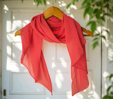 Naložite sliko v pregledovalnik galerije, ženski šal poletni šali enobarvni modni sal rdeč rdeca sali prehodni sal bombaž bombaz svila ugodni ženski šali moda modni dodatki udoben šal mehek sal jesenski šal modni dodatek ženski šal naravni material spomladanski šal šali za občutljivo kožo